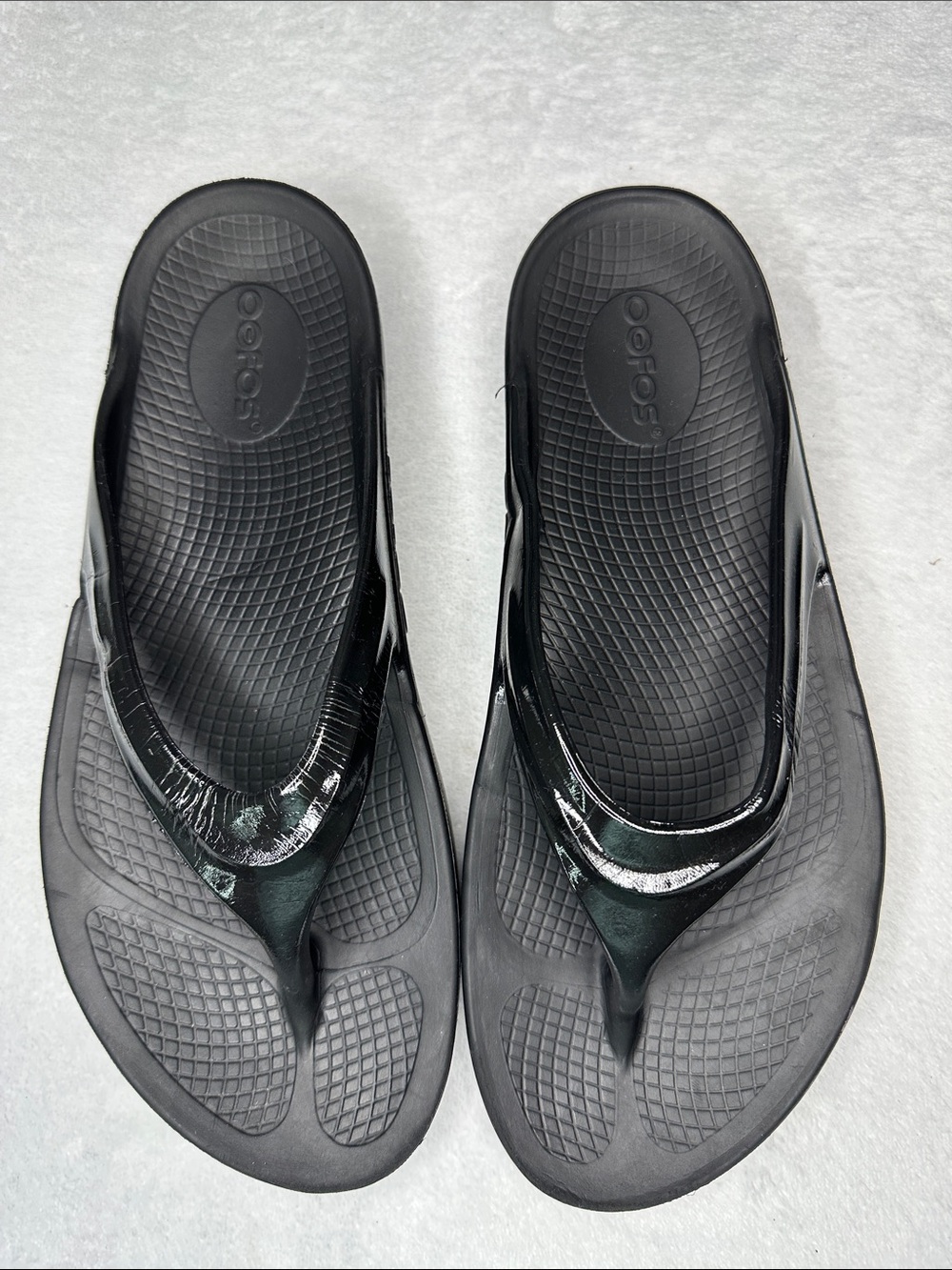 OOFOS Women’s Black Glossy Strap Recovery Flip Flops 10